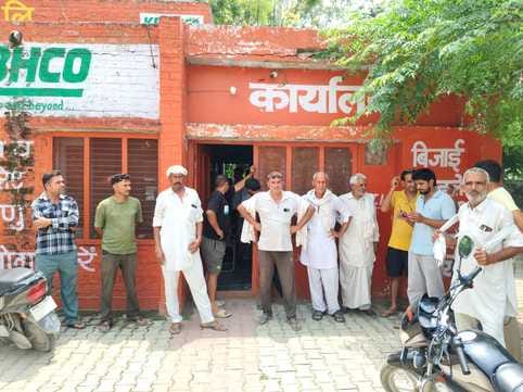 Pai farmers are upset due to non-availability of fertilizers, expressed anger