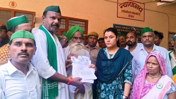 Farmers danced to patriotic songs and took out a Tiranga Yatra