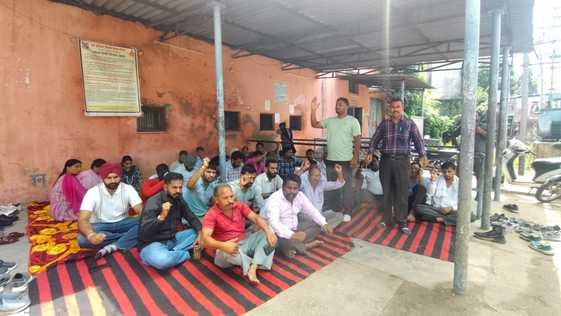Electricity employees protested for four hours for the restoration of the clerk, consumers remained troubled