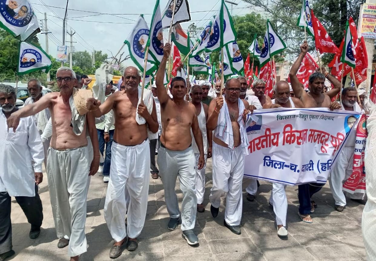Farmers protested half naked, raised slogans at Krantikari Chowk