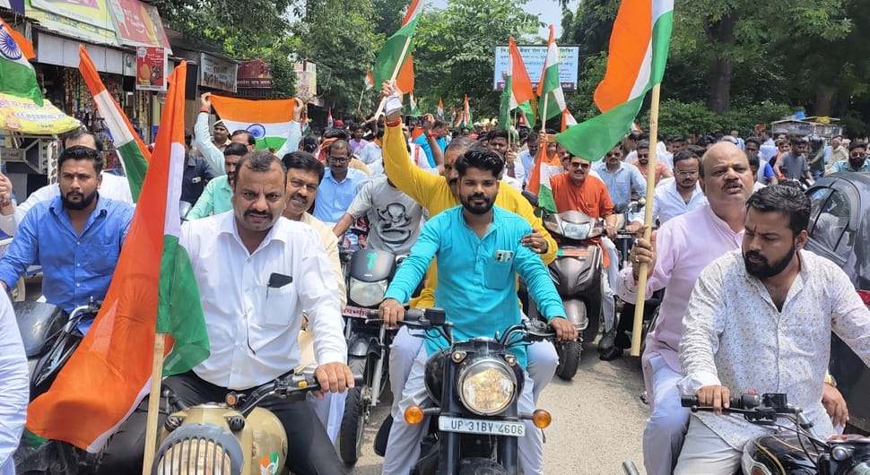 Gave the message of patriotism by holding the tricolor in hand