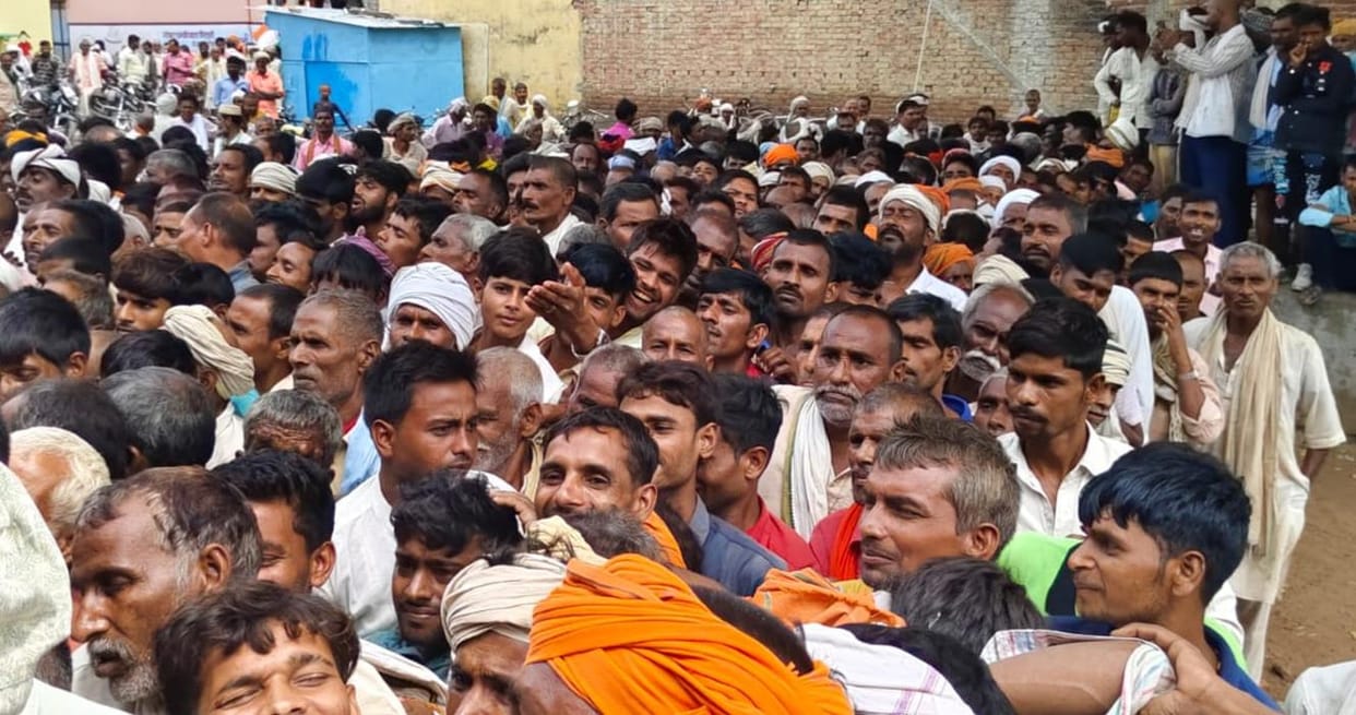 Farmers surrounded the block headquarters, officers ran away seeing the crowd
