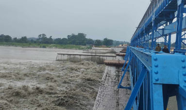 Due to rising water level, operation of big vehicles from Banbasa Barrage stopped