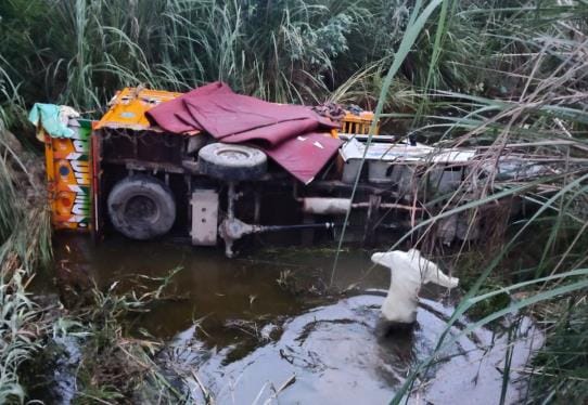 A canter going to Gogamedi overturned in the drain, injuring eight devotees from UP.