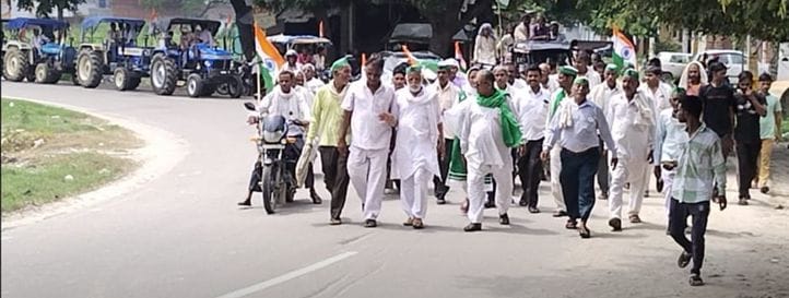 A huge crowd of farmers gathered in the Tiranga Tractor Yatra
