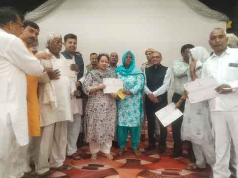 Health Minister Arti Singh Rao distributed eligibility certificates