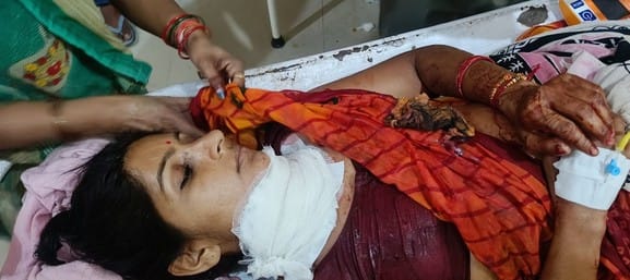 Angry at the accusation of theft, the young man entered the house and attacked the woman