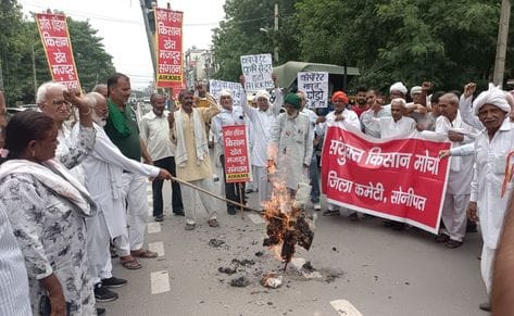 Farmers burnt the effigy of the US President