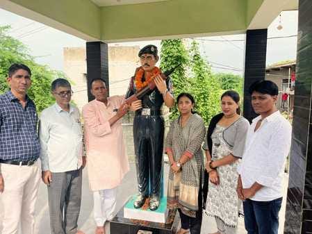 Wreath was laid on the statue of Shaheed Singh Ram