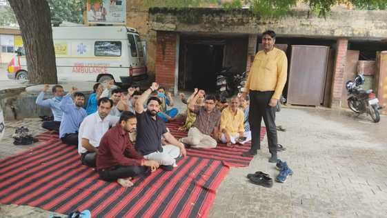 NHM workers raised slogans after not receiving salary for four months