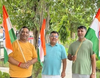 BJP leader Dr. Pankaj Jain distributed flags under the Every Home Tricolor Campaign