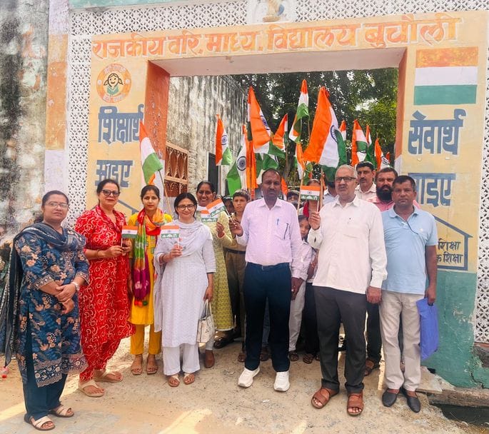 Students of Government Senior Secondary School Bucholi took out a Tiranga Yatra