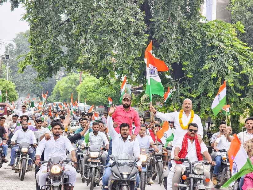 Tricolor rally taken out, citizens painted in the color of patriotism