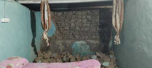 Landslide caused cracks in the house, took shelter in the neighbor's house