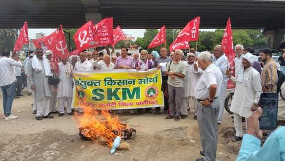 Labor organizations burnt the effigy of the US President