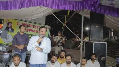 शहीद स्मारक पर धरने को संबोधित करते सांसद हनुमान बेनीवाल