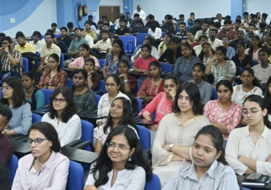 Students should adopt innovation with new technology, networking