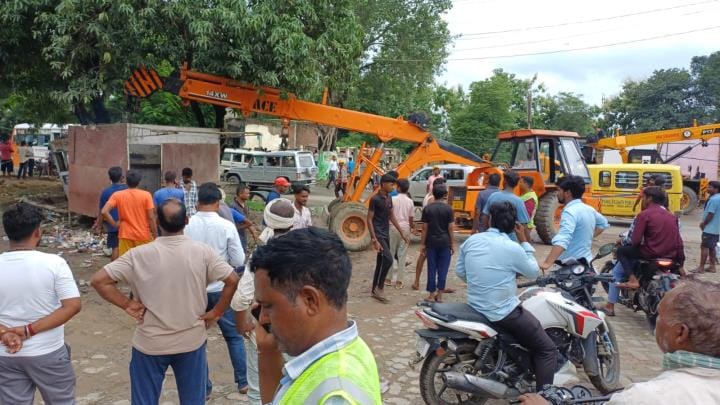 Gorakhpur News: Bulldozers ran on 30 shops amid protests at Koni intersection