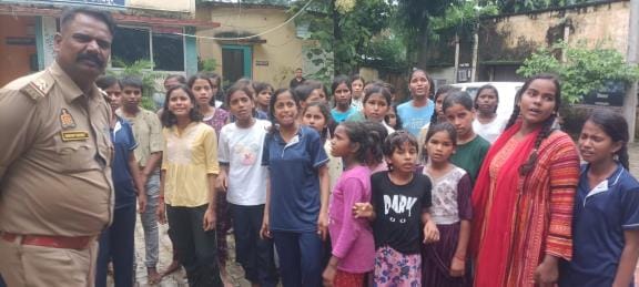 In Gorakhpur,  Kasturba Vidyalaya Students reached police station on foot for 8 km against the warden