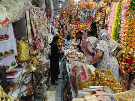 The market is filled with devotion due to the costumes of Kanha of Vrindavan and Mathura