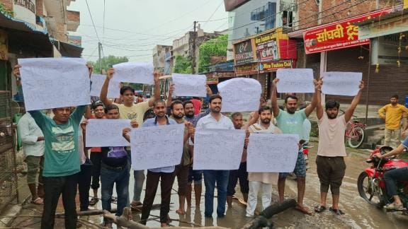 Five totos and one scooty overturned in half an hour due to potholes, student leaders protested