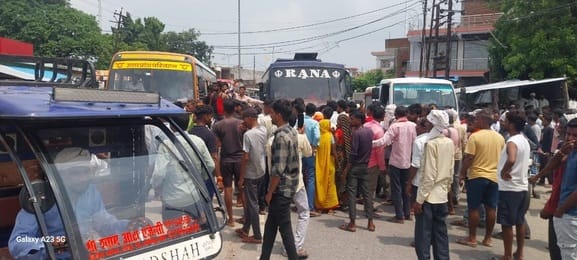 Farmers blocked the highway due to delay in fertilizer distribution