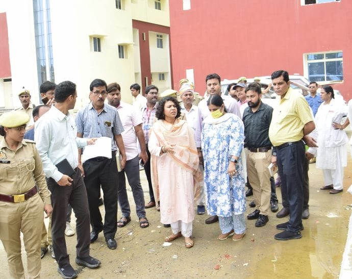 Does your house also get such dampness? DM got angry as soon as she entered the medical college
