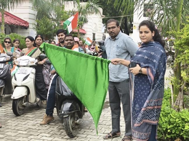 Women teachers took out a tricolor march