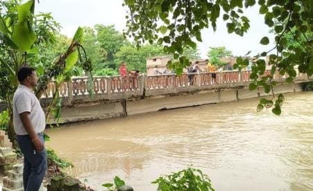 Mahav seven feet above the danger mark, Gandak two meters below.
