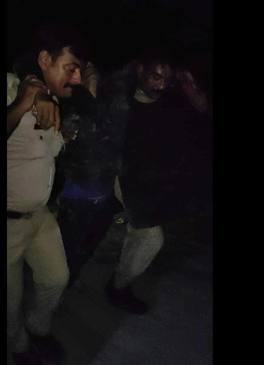 In the encounter, the miscreant got shot in the leg and was arrested
