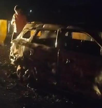 A moving vehicle caught fire on Yamuna Expressway
