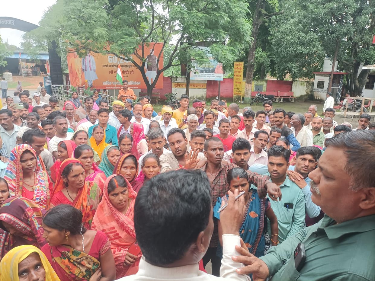 200 bags of urea fertilizer arrived, 900 farmers came to take it, there was a lot of uproar