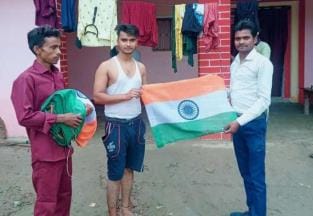 Siddharthnagar News: Nagar Panchayat employees distributed tricolor flags door to door
