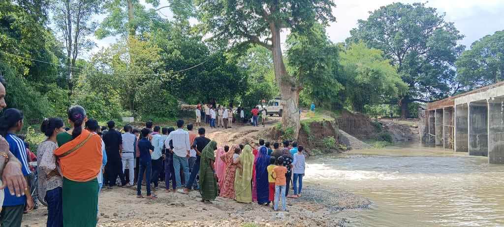 गहरे पानी में समाया युवक