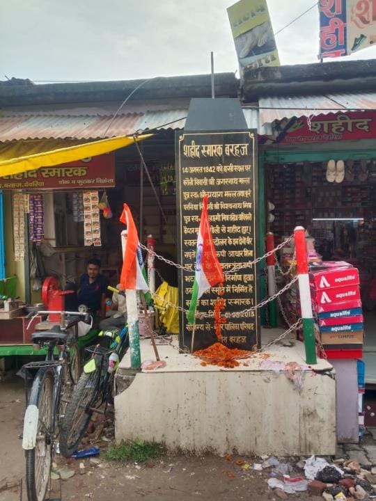 Ganwani was waiting to hoist the tricolor at Barhaj Main Square, the British were moved