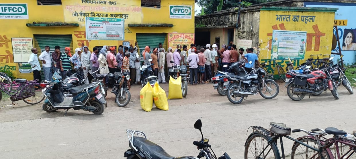 The code was received but most of the farmers returned without fertilizer due to low stock