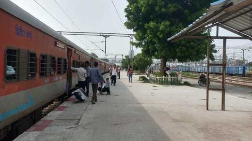 12 trains stopped for an hour due to cracking of the track, passengers got troubled