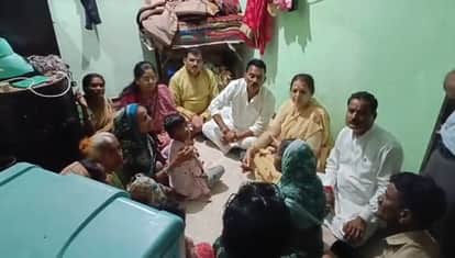 पीड़ित परिवार से मिलने पहुंचे प्रभारी मंत्री तुलसीराम सिलावट समेत अन्य नेता।