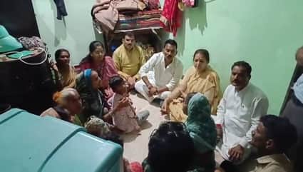 पीड़ित परिवार से मिलने पहुंचे प्रभारी मंत्री तुलसीराम सिलावट समेत अन्य नेता।