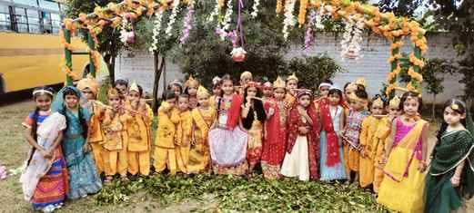 Mesmerized by glimpses of Radha-Krishna and national heroes