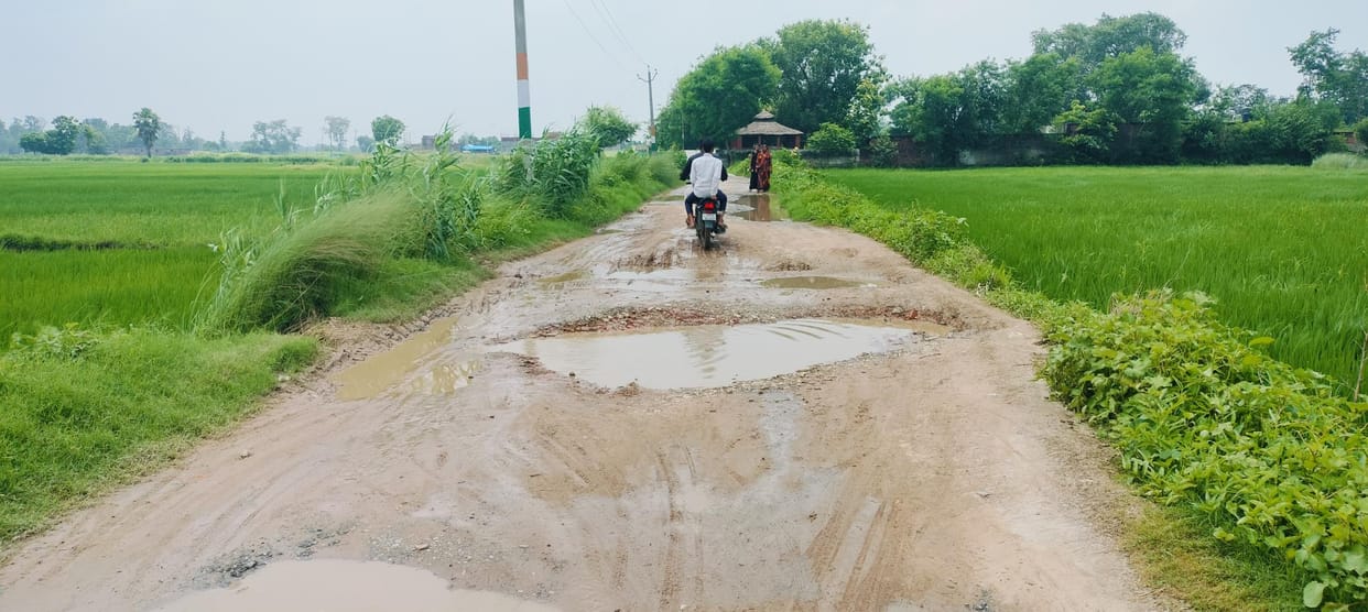 The Mahuli road from Para crossroads is dilapidated, walking on the road is difficult