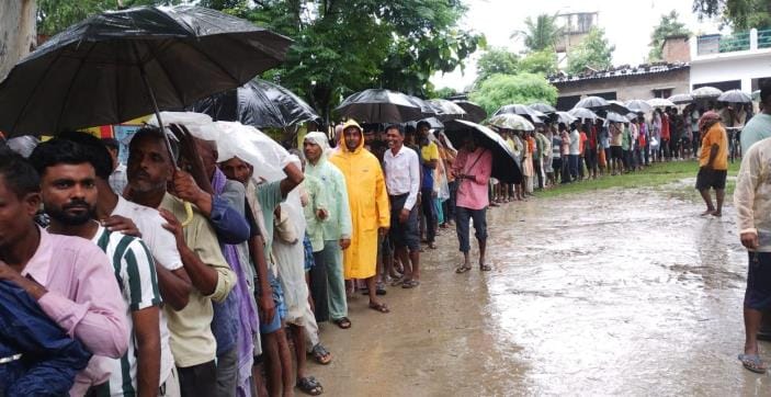 Queue formed amid rain, fertilizer distributed through tokens