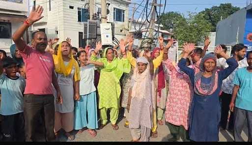 kathua news. Electricity supply disrupted, people protested