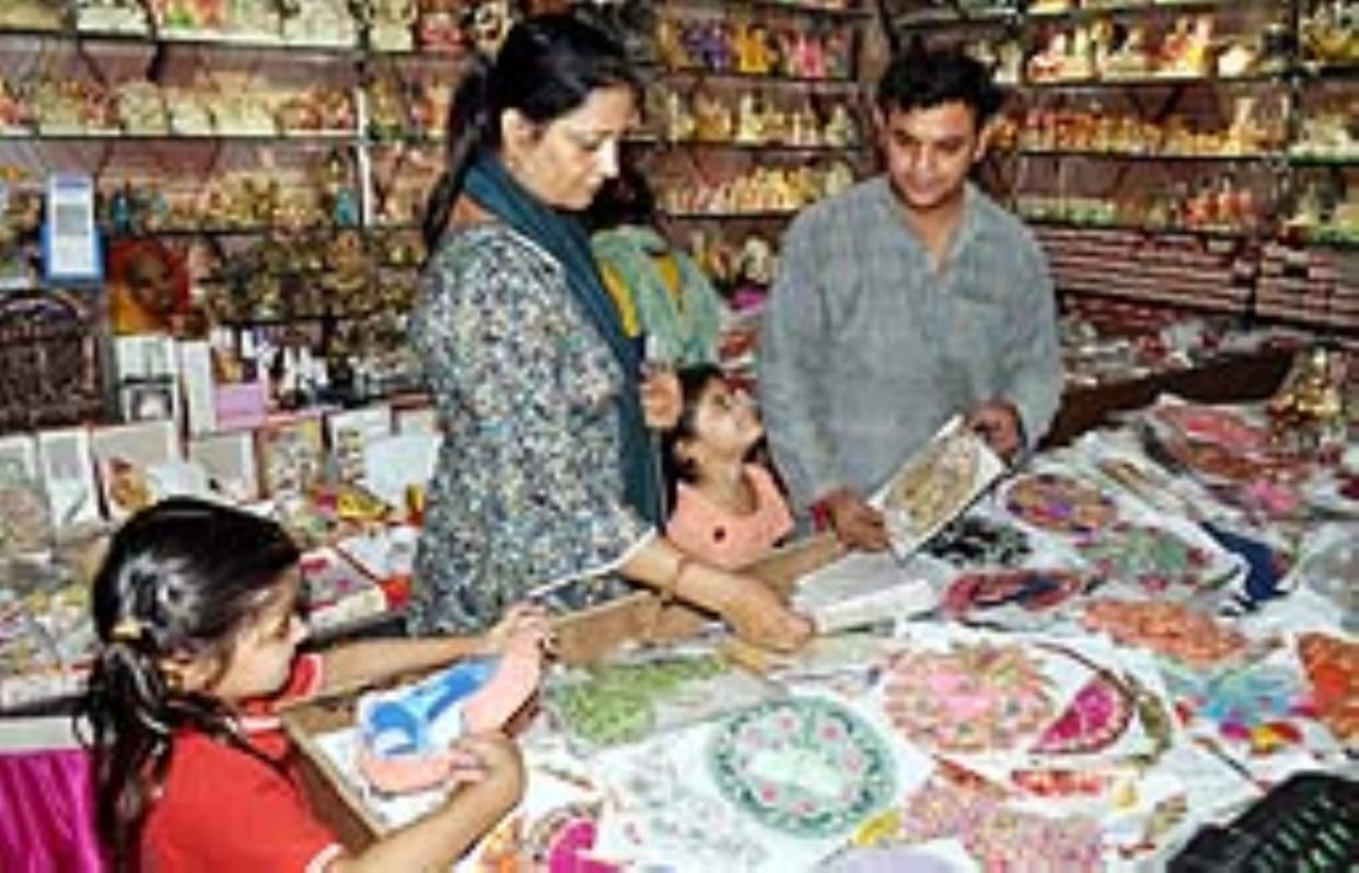 On the occasion of Janmashtami festival, demand for Kanha Ji's decorations and idols increased in the markets