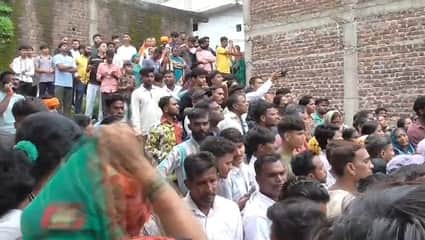 दलित महिला की हत्या के विरोध में शहर बंद कर लोगों ने प्रदर्शन किया।