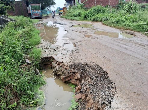 Road cut off due to no drainage of rain water, possibility of accident