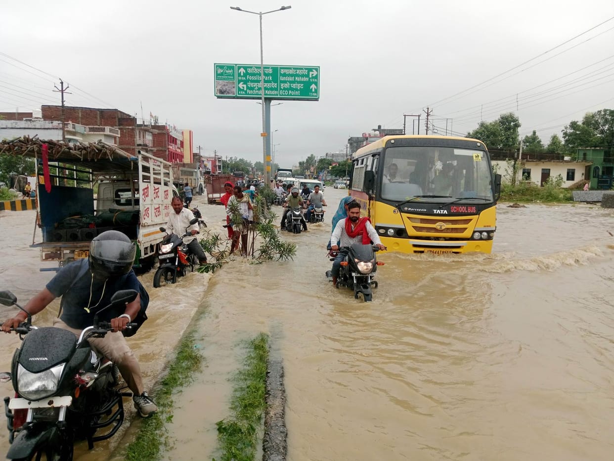 90 mm of rain fell in three hours, water filled from roads to settlements