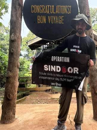 अफ्रीका की चोटी पर तिरंगा लहराते हुए