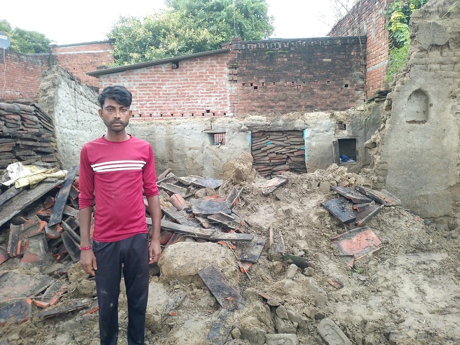 A kutcha house collapsed in the rain, the family narrowly escaped