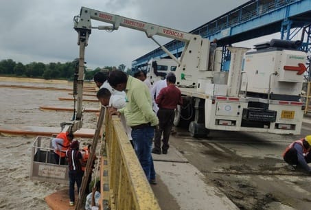 No attention was paid to oiling in the bearings of the barrage bridge, they were found dry and jammed